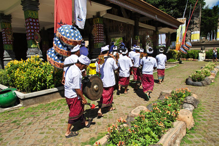 Bali, Indonesia - 05 Aug 2016. Prayer in the temple Ulun Danu Bratan.のeditorial素材
