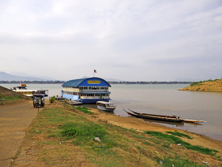 Pakse / Laos - 27 Feb 2012: The boat on Mekong river, Laosのeditorial素材