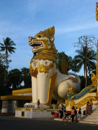 Yangon / Myanmar - 04 Jan 2010: Shwedagon pagoda ( temple ), in Yangon ( Rangoon ), Myanmarのeditorial素材