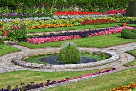 Hampton cort / UK - 08 Aug 2013: Flowers in HAMPTON Court, Englandのeditorial素材