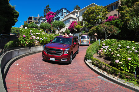 San Francisco / United States - 12 Jul 2017: Lombard street in San Francisco, West coast, United Statesのeditorial素材