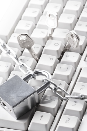 Computer  keyboard secured with chain and padlock

の写真素材
