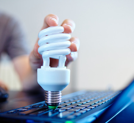 hand hold a lightbulb
