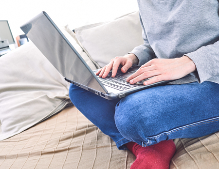  man using laptopの写真素材