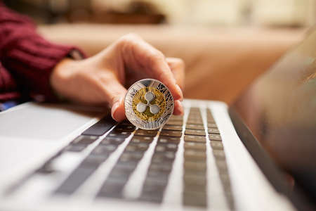 Hand holding golden bitcoin gold coinの写真素材