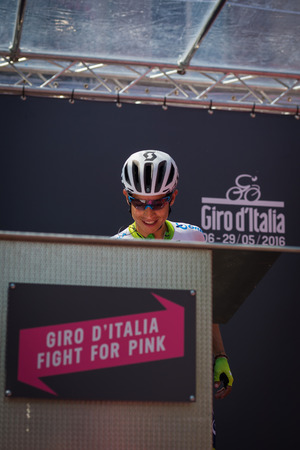 Muggi?, Italy May 26, 2016, Esteban Chaves signatures to the podium before the start of the stageのeditorial素材