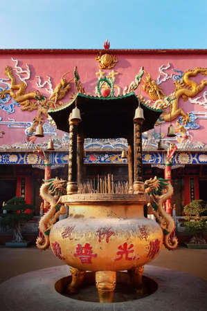 Incense burner at the Ten Thousand Buddhas Temple, Hong Kongの写真素材