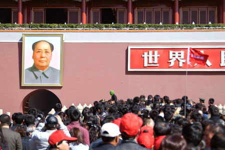 Crowds of tourists entering the Forbidden City under the gaze of Chairman Maoのeditorial素材