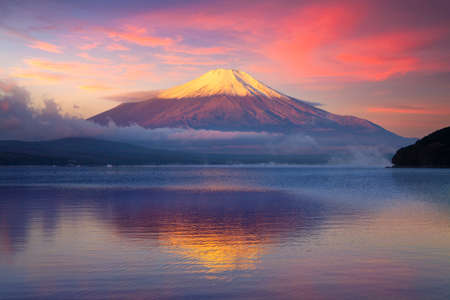 Tranquil scene of mount Fuji and lake yamanaka at sunriseの素材 [FY310164325962]