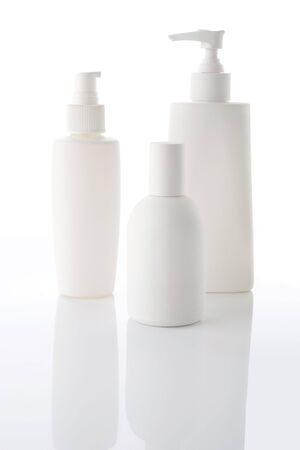 White bottles with cosmetics on a white background
の写真素材