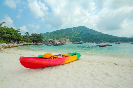 kayak on nangyuan island in blue sky, thailandのeditorial素材