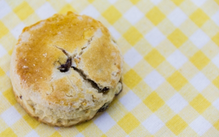 Muffins on yellow tablecloth backgroundの写真素材