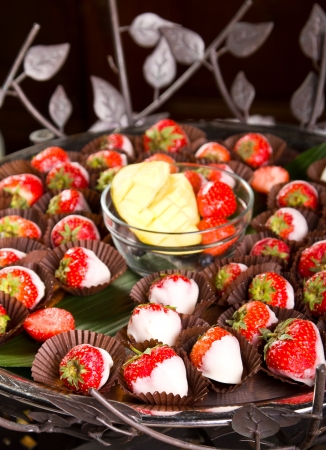 White chocolate dipped strawberries on a trayの写真素材