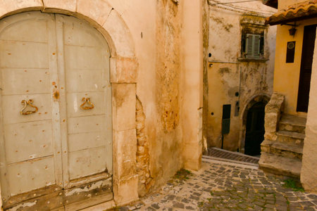 Alleyways. The medieval village of Castel del Monte made up of narrow alleys overlooked by stone houses, inserted in the frame of the Gran Sasso national park. Abruzzo, Italyの写真素材