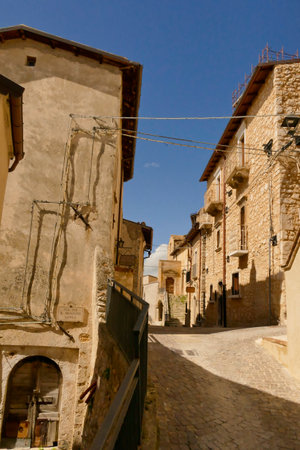 Alleyways. The medieval village of Castel del Monte made up of narrow alleys overlooked by stone houses, inserted in the frame of the Gran Sasso national park. Abruzzo, Italyの写真素材