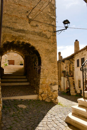 Alleyways. The medieval village of Castel del Monte made up of narrow alleys overlooked by stone houses, inserted in the frame of the Gran Sasso national park. Abruzzo, Italyの写真素材
