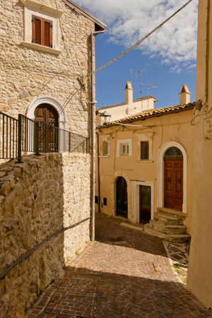 Alleyways. The medieval village of Castel del Monte made up of narrow alleys overlooked by stone houses, inserted in the frame of the Gran Sasso national park. Abruzzo, Italyの写真素材