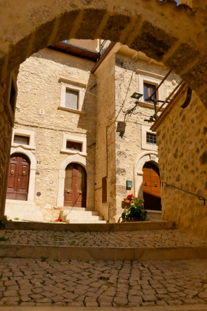 Alleyways. The medieval village of Castel del Monte made up of narrow alleys overlooked by stone houses, inserted in the frame of the Gran Sasso national park. Abruzzo, Italyの写真素材