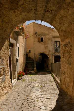 Narrow street. The medieval village of Castel del Monte made up of narrow alleys overlooked by stone houses, inserted in the frame of the Gran Sasso national park. Abruzzo, Italyの写真素材