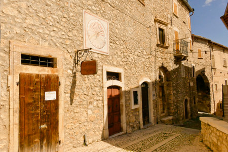 Alleyway. The medieval village of Castel del Monte made up of narrow alleys overlooked by stone houses, inserted in the frame of the Gran Sasso national park. Abruzzo, Italyの写真素材