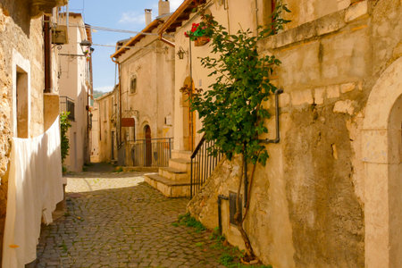 Alleyways. The medieval village of Castel del Monte made up of narrow alleys overlooked by stone houses, inserted in the frame of the Gran Sasso national park. Abruzzo, Italyの写真素材