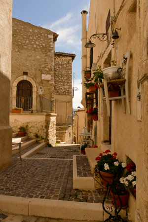 Alleyways. The medieval village of Castel del Monte made up of narrow alleys overlooked by stone houses, inserted in the frame of the Gran Sasso national park. Abruzzo, Italyの写真素材