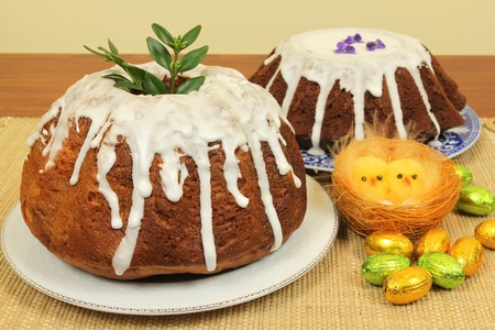 Traditional polish Easter cakes with icing and fresh spring decorationの写真素材