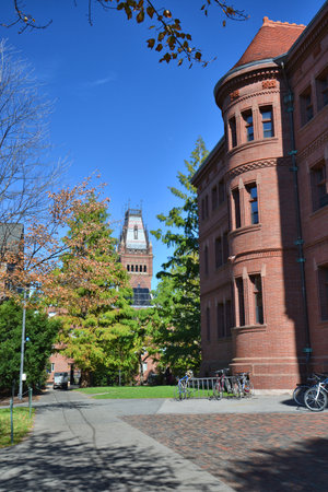 CAMBRIDGE, USA - OCTOBER 20, 2014: Harvard University yard. Harvard is the most prestigious and oldest university in United Statesのeditorial素材