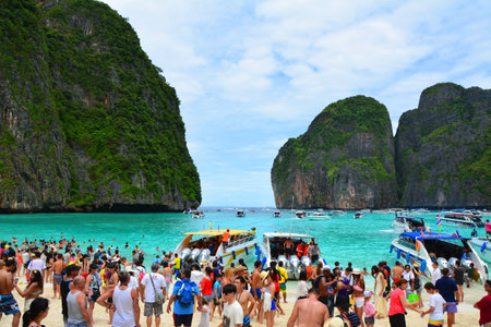 MAYA BAY, PHI PHI LEH, THAILAND - OCTOBER 1, 2015 : Famous crowded beautiful beach in Maya Bay. Maya Bay is closed due to damage to the coral reef by boats and intense tourism.のeditorial素材