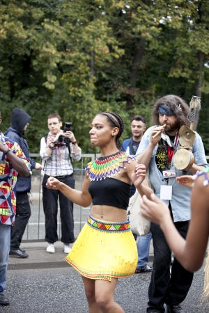 Warsaw, august 26, 2012,-Carnival dancers and musicians on Warsaw Multicultural Street Paradeのeditorial素材