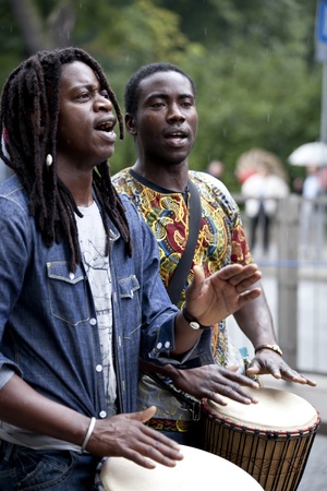 Warsaw, august 26, 2012,-Carnival dancers and musicians on Warsaw Multicultural Street Paradeのeditorial素材