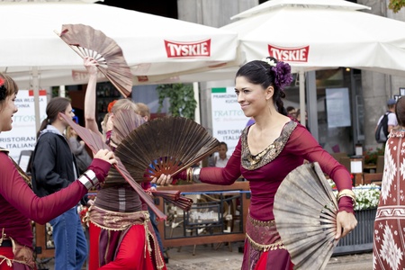 Warsaw, august 26, 2012,-Carnival dancers and musicians on Warsaw Multicultural Street Paradeのeditorial素材