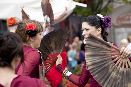 Warsaw, august 26, 2012,-Carnival dancers and musicians on Warsaw Multicultural Street Paradeのeditorial素材