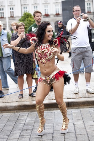Warsaw, august 26, 2012,-Carnival dancers and musicians on Warsaw Multicultural Street Paradeのeditorial素材