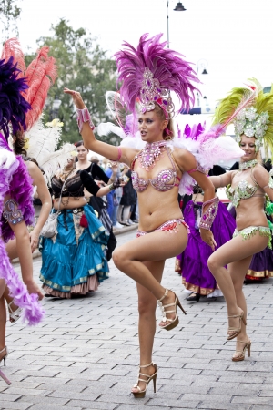 Warsaw, august 26, 2012,-Carnival dancers and musicians on Warsaw Multicultural Street Paradeのeditorial素材