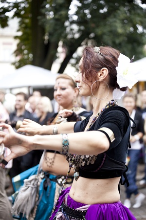 Warsaw, august 26, 2012,-Carnival dancers and musicians on Warsaw Multicultural Street Paradeのeditorial素材