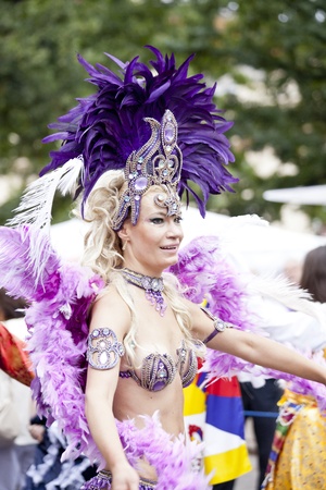 Warsaw, august 26, 2012,-Carnival dancers and musicians on Warsaw Multicultural Street Paradeのeditorial素材