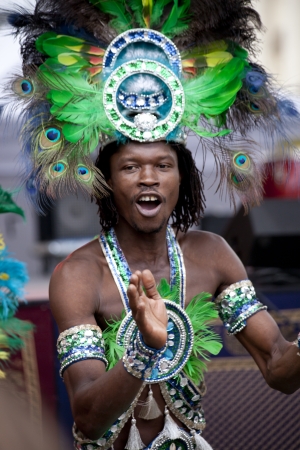 Warsaw, august 26, 2012,-Carnival dancers and musicians on Warsaw Multicultural Street Paradeのeditorial素材