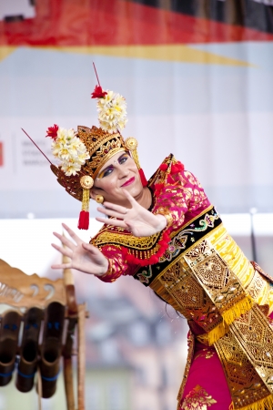 Warsaw, august 26, 2012,-Carnival dancers and musicians on Warsaw Multicultural Street Paradeのeditorial素材