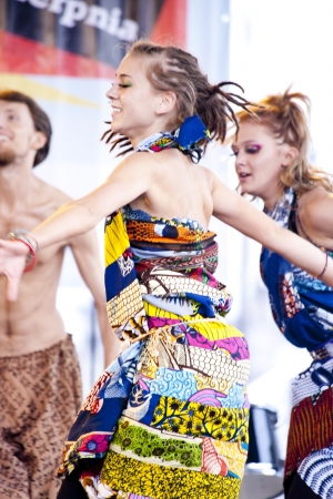 Warsaw, august 26, 2012,-Carnival dancers and musicians on Warsaw Multicultural Street Paradeのeditorial素材
