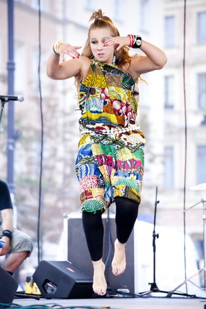 Warsaw, august 26, 2012,-Carnival dancers and musicians on Warsaw Multicultural Street Paradeのeditorial素材