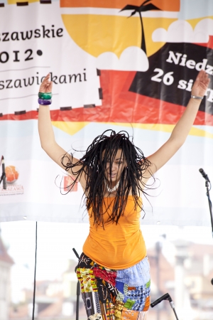 Warsaw, august 26, 2012,-Carnival dancers and musicians on Warsaw Multicultural Street Paradeのeditorial素材