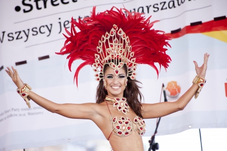 Warsaw, august 26, 2012,-Carnival dancers and musicians on Warsaw Multicultural Street Paradeのeditorial素材
