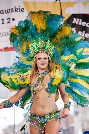 Warsaw, august 26, 2012,-Carnival dancers and musicians on Warsaw Multicultural Street Paradeのeditorial素材