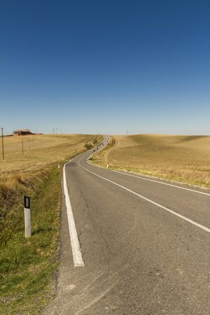 strada in mezzo alla campagna toscanaの写真素材