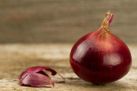 fresh red onions on wooden background, macroの写真素材