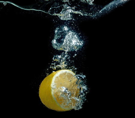 lemon in water on a black backgroundの写真素材