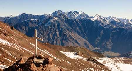 Cross at 4000m elevation. Mountain ridge in the front and Stepansminda village in the valley.の写真素材