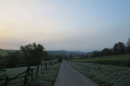 Sonnenaufgang im Nebelの写真素材