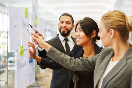 Business people having an idea in teamwork